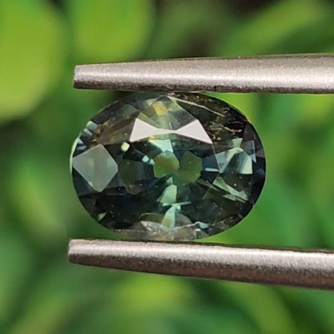 พลอย เขียวส่อง Green Sapphire 1.08 กะรัต (Cts.) พลอยแท้ อัญมณีมงคลประจําวันเกิด เครื่องประดับพลอย