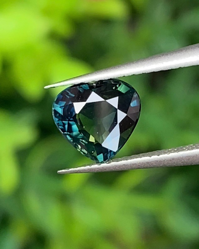 พลอย เขียวส่อง Green Sapphire 1.10 กะรัต (Cts.) ดิบ Unheated พร้อมใบเซอร์ พลอยแท้ อัญมณีมงคลประจําวันเกิด เครื่องประดับพลอย