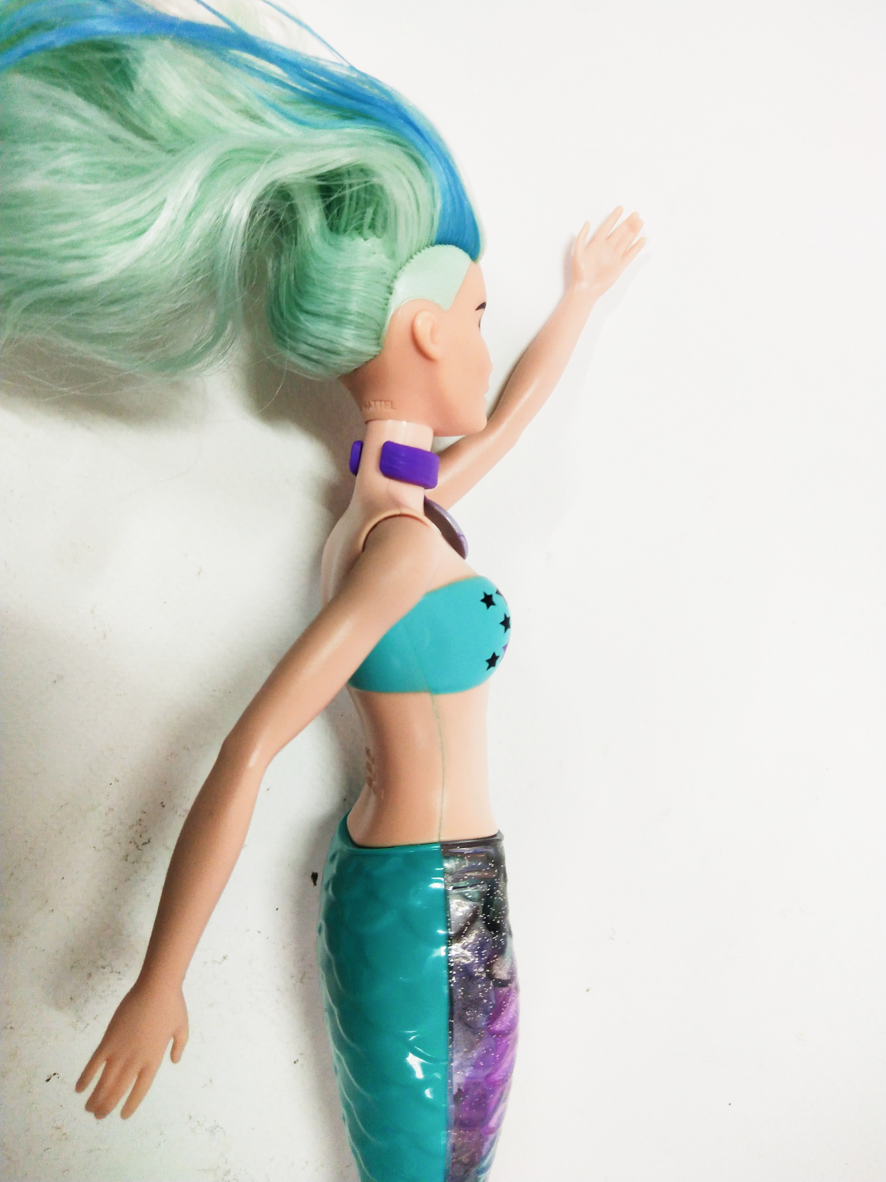 ตุ๊กตาบาร์บี้นางเงือกเปลี่ยนสี รุ่น Mattel Barbie Color Reveal Mermaid, สามารถเปลี่ยนหางกับหางของตัวอื่นๆใน Collection เดียวกันได้, บริเวณหน้าผากและเหลือคิ้วและสันจมูกเมื่อโดนน้ำเย็นจะเป็นลายตามภาพ , บริเวณผมตรงสีเข้มเมื่อโดนน้ำเย็นจะกลายเป็นสีม่วง
