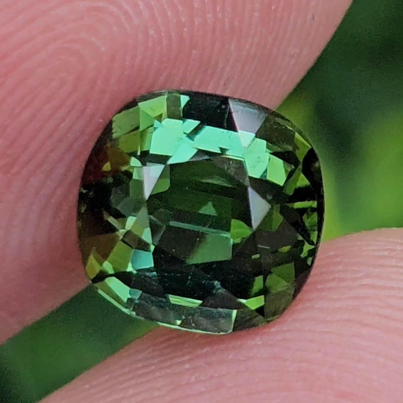 พลอย กรีน ทัวร์มารีน (Green Tourmaline) 2.85 กะรัต (Cts.) อัญมณีมงคลประจําวันเกิด เครื่องประดับพลอย