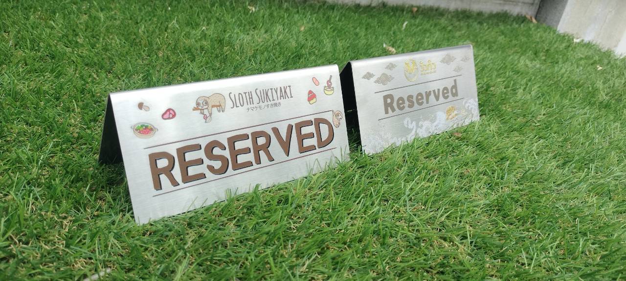 ป้ายสแตนเลสเนื้อเงินผิวแฮร์ไลน์ หนา 1มิล ป้ายตั้งโต๊ะ