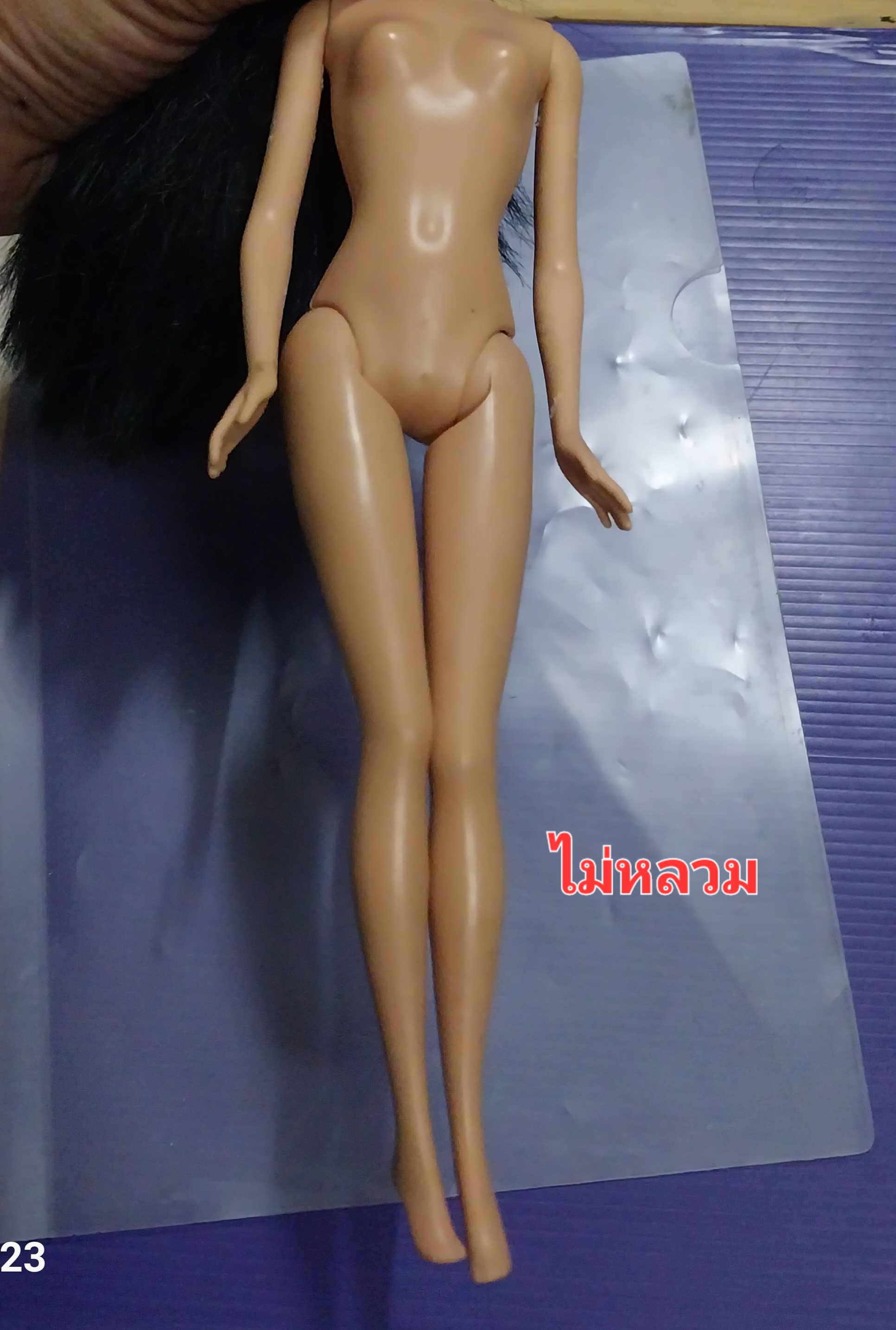 มีหลายภาพ ตุ๊กตาบาร์บี้หน้าสวยผมยาวดำ ของแท้แมทเทล ไม่มีส่วนใดหลวม ตัวมีรอยบ้าง