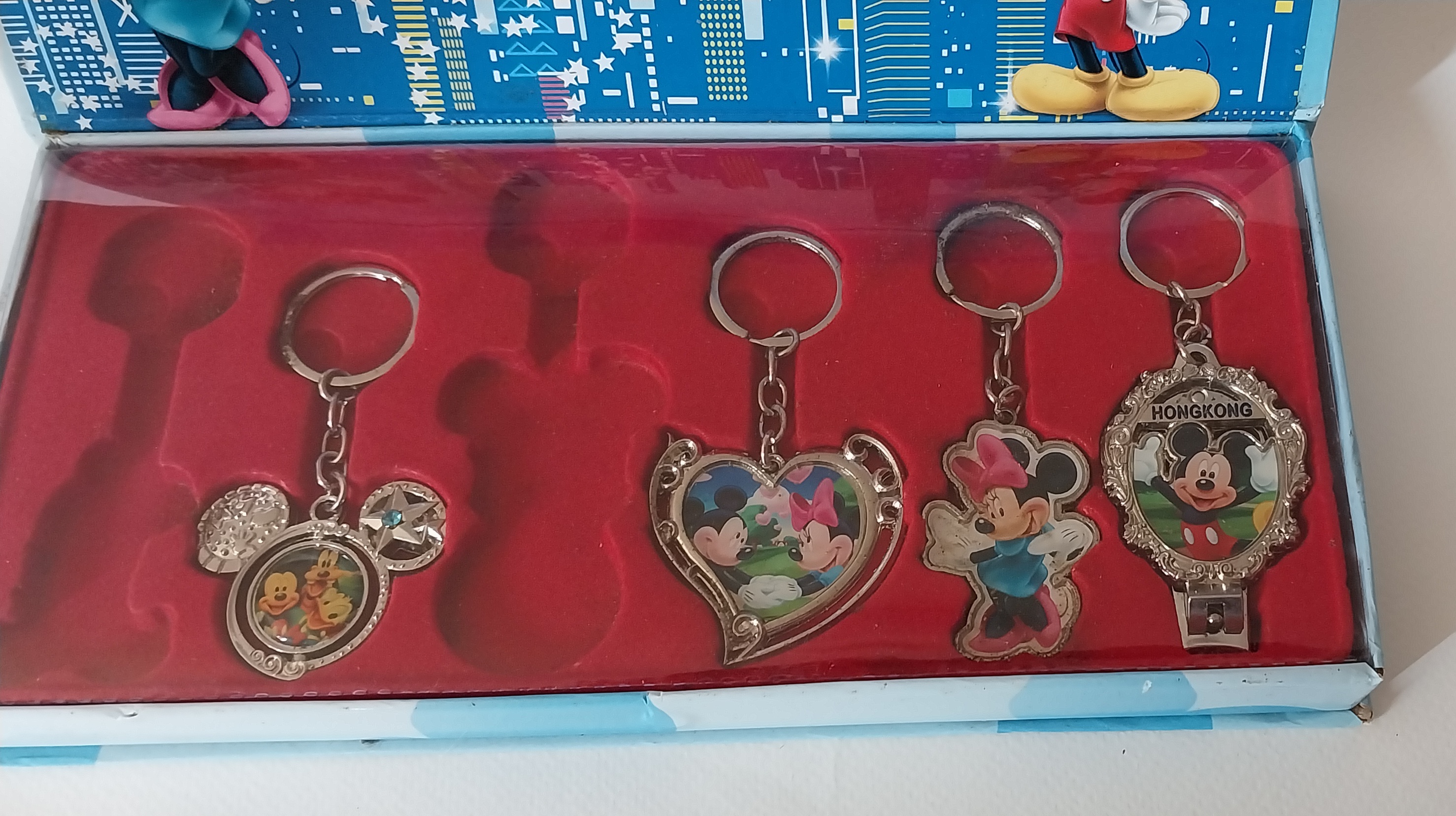 ของสะสมเก่า พวงกุญแจจากดิสนีย์HongKong มี4ชิ้น ชิ้นขวาสุดเป็นกรรไกรตัดเล็บ ***ขึ้นสนิมบ้าง โปรดดูทุกภาพ