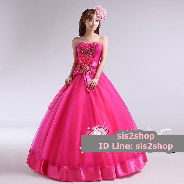 พร้อมเช่า ชุดแฟนซี ชุดราตรี เกาะอก สีชมพู Hot pink แต่งช่อดอกไม้ช่วงหน้าอก สไตล์เจ้าหญิง