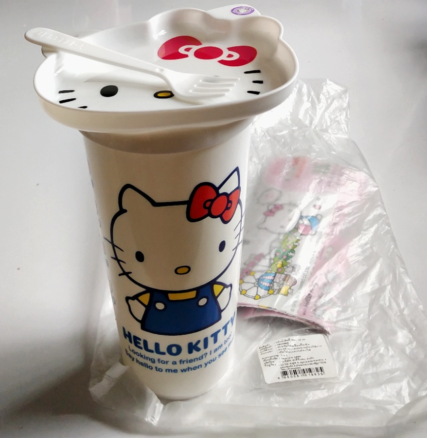 แก้วน้ำคิตตี้สีขาวพร้อมจานรอง ของสะสมจาก7-11 Hello Kitty, Sanrio รูปคิตตี้ตัวใหญ่ที่ด้านหน้า และด้านหลังเป็นลายดอกไม้ **ถุงชำรุด