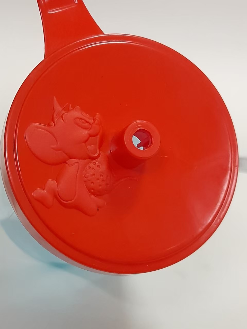 มีหลายภาพ,กระบอกน้ำ ทอมแอนด์เจอรี่ มีท๊อปเปอร์รูป ทอม ไม่เคยใช้ แต่ตีเป็นมือสอง สภาพดี มรรอยบ้าง เก่าเก็บขนาดตามรูป