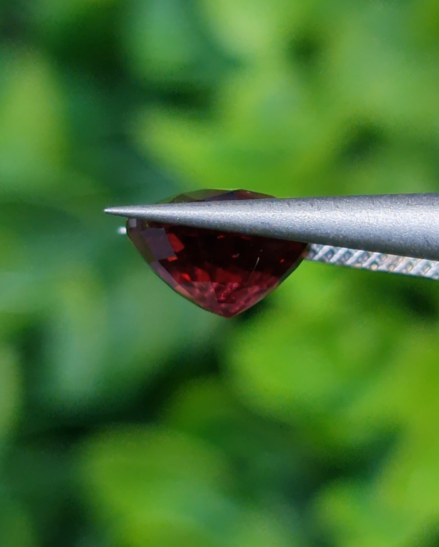 พลอย โรโดไลต์ กาเน็ท Rhodolite Garnet 2.11 กะรัต Cts.พลอยแท้ อัญมณีมงคลประจําวันเกิด เครื่องประดับพลอย