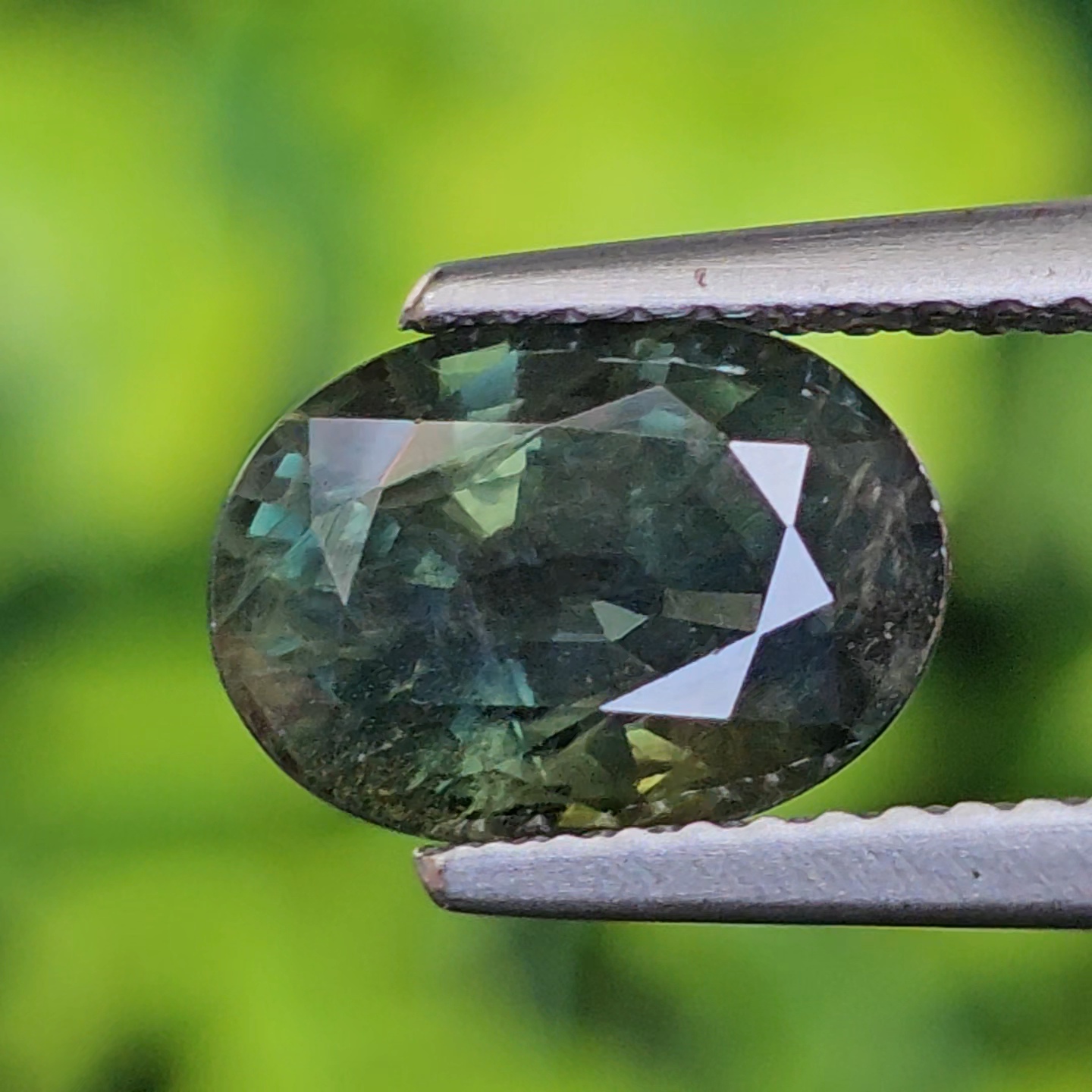พลอย เขียวส่อง Green Sapphire 2.82 กะรัต (Cts.) พลอยแท้ อัญมณีมงคลประจําวันเกิด เครื่องประดับพลอย