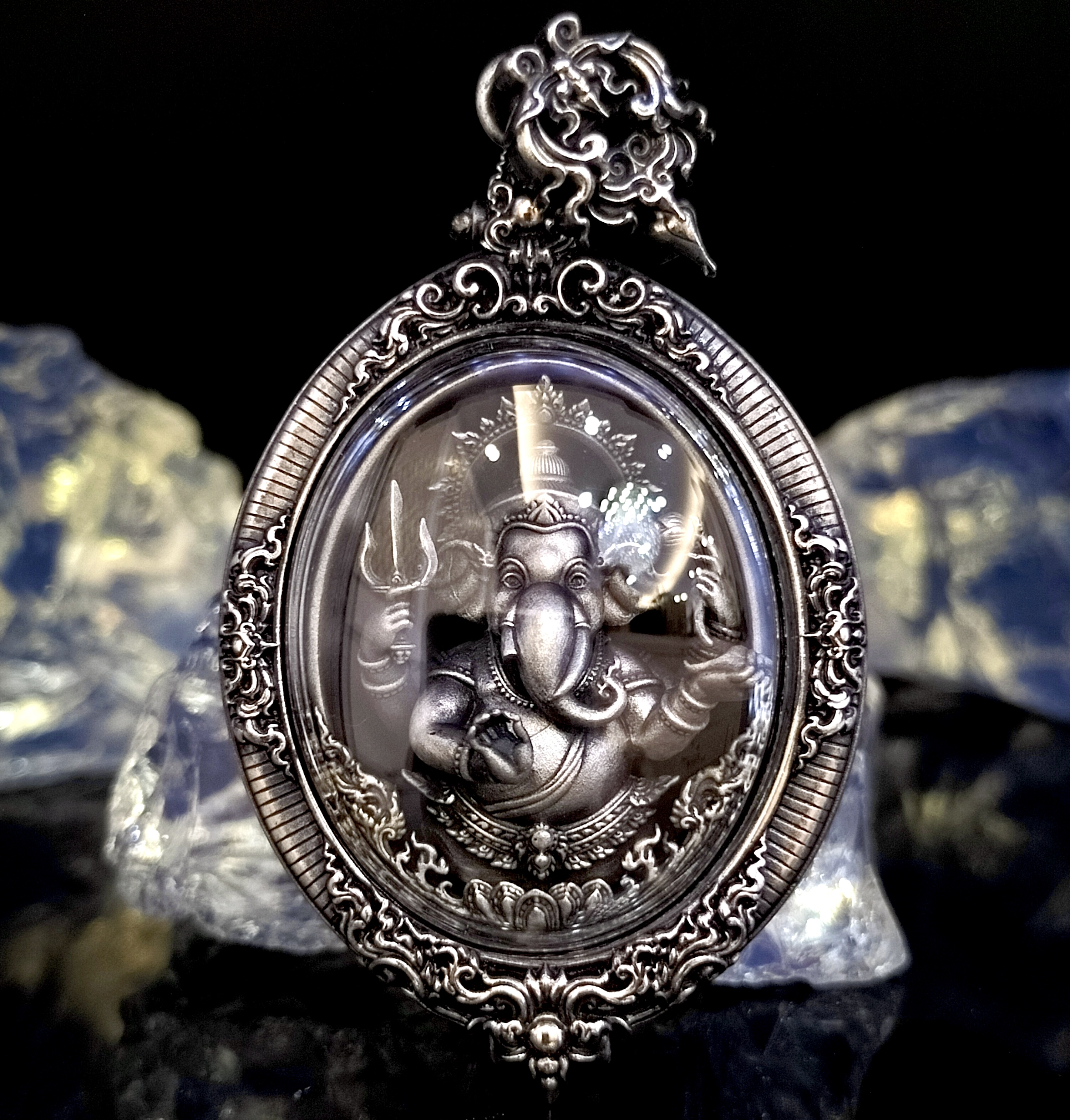 พระพิฆเนศ รุ่น คณปติ คเณศแห่งความสำเร็จ เนื้อเงินแท้รมซาติน พร้อมเลี่ยมกรอบเนื้อเงินซาติน