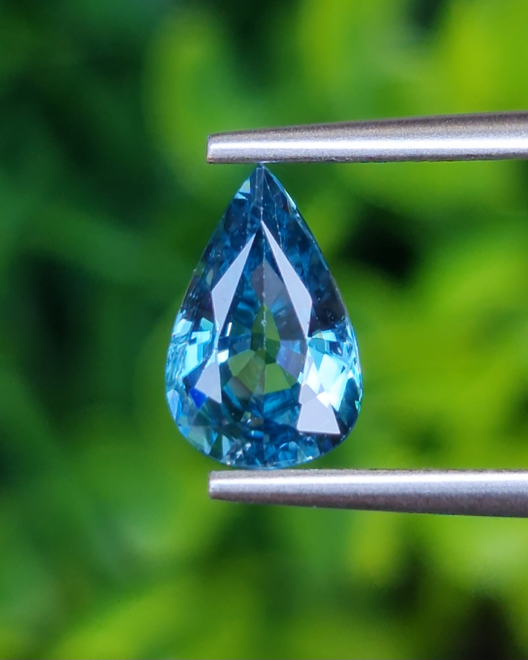 พลอย เพทาย (Zircon) 2.11 กะรัต (Cts.) พลอยแท้ อัญมณีมงคลประจําวันเกิด เครื่องประดับพลอย