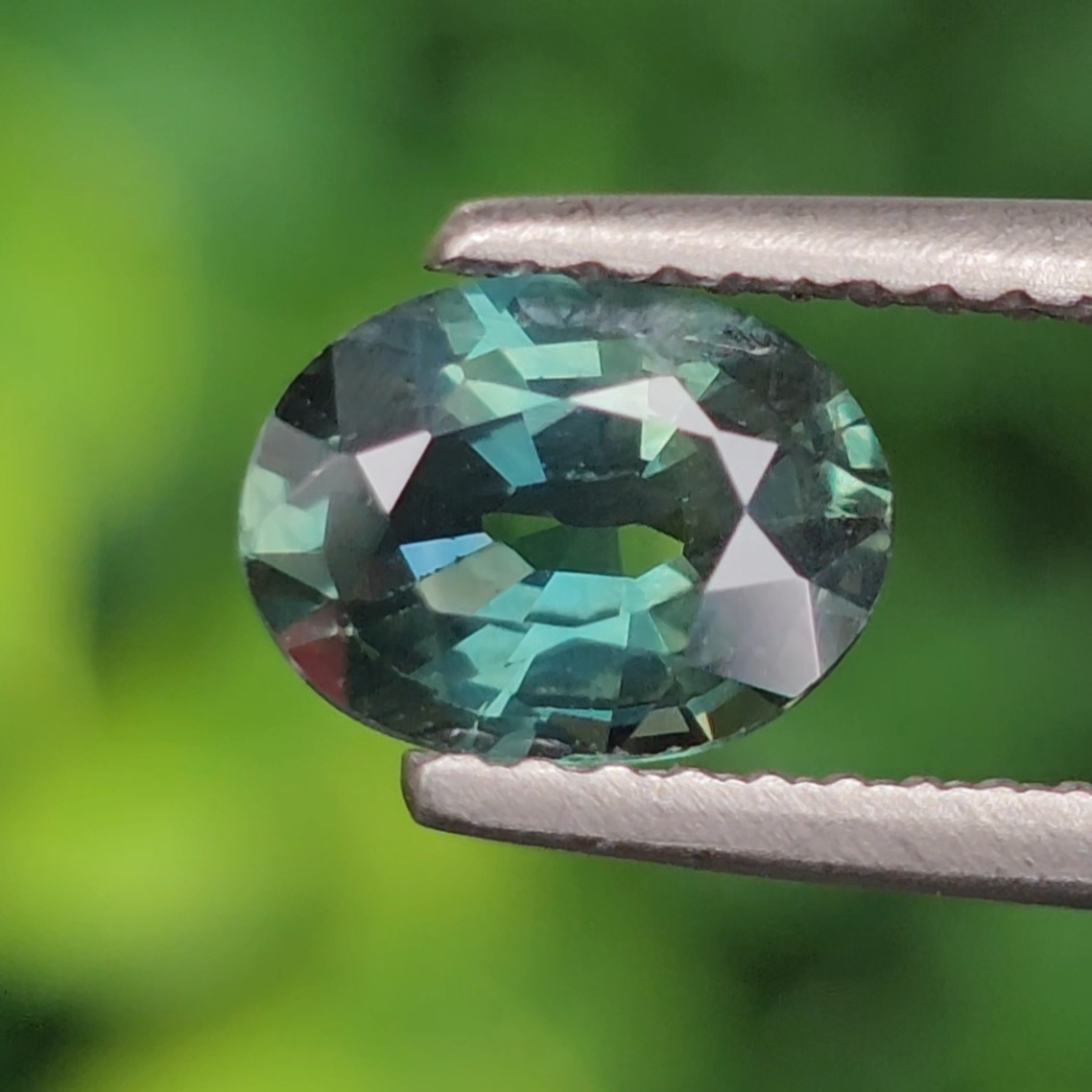 พลอย เขียวส่อง Green Sapphire 1.15 กะรัต (Cts.) พลอยแท้ อัญมณีมงคลประจําวันเกิด เครื่องประดับพลอย