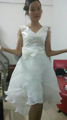 Pre-order ชุดราตรีสั้น หน้าสั้นหลังยาว คอวีลึก แขนกุด แต่งเลื่อม กระโปรงเป็นชั้น ๆ แต่งโบว์ที่เอว เชือกผูกหลัง