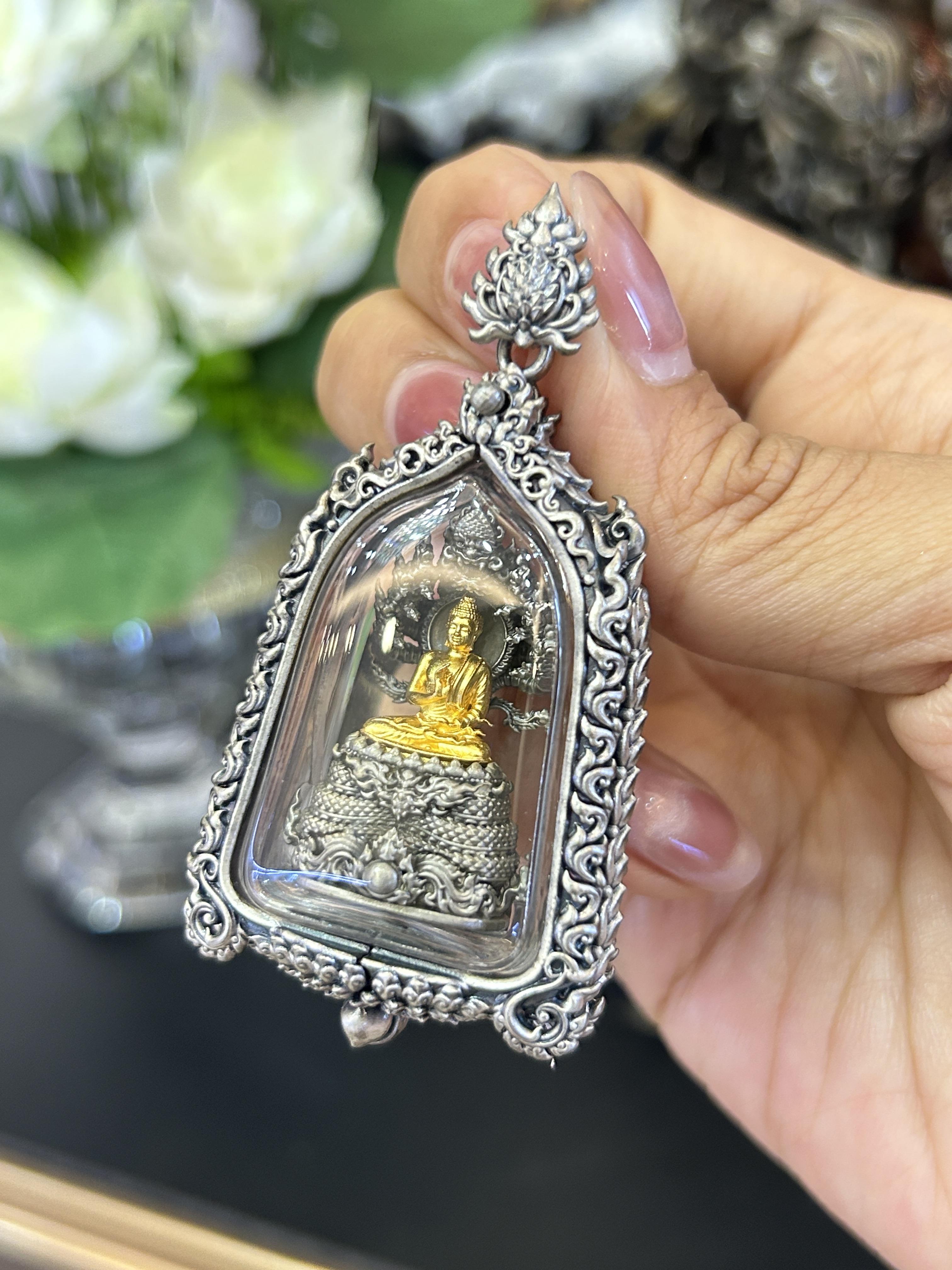 พระนาคปรกพุทธนาคาบารมี เนื้อบรอนซ์ชุบเงินซาติน องค์ชุบทอง พร้อมเลี่ยมกรอบเนื้อบรอนซ์ชุบเงินซาติน