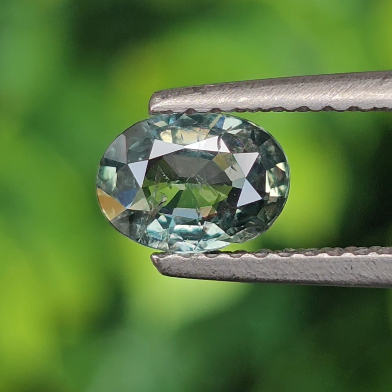 พลอย เขียวส่อง Blue-Green Sapphire 0.77 กะรัต (Cts.) ดิบ (Unheated) พลอยแท้ อัญมณีมงคลประจําวันเกิด เครื่องประดับพลอย