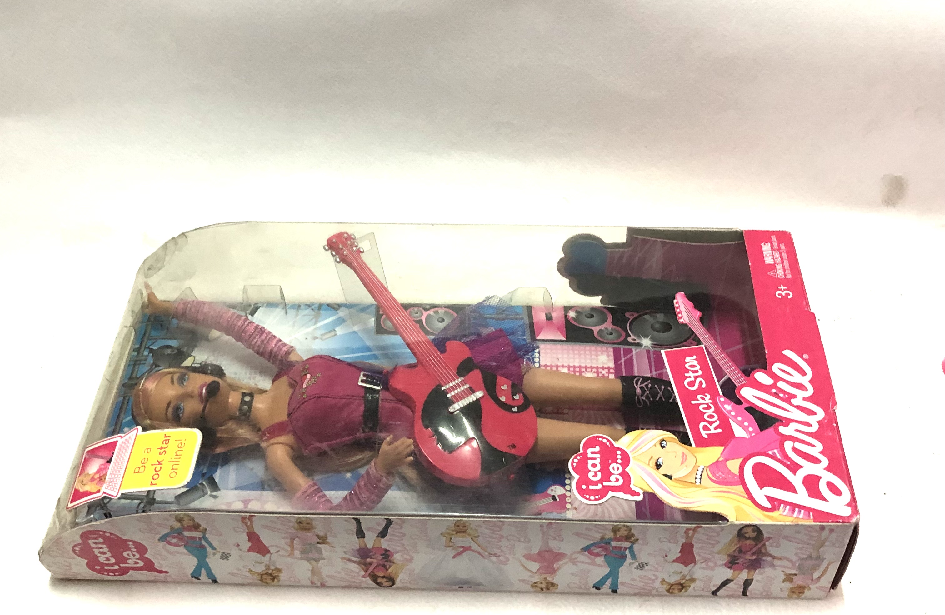 มือ1**มือด้านที่ยกมีตำหนิเล็กน้อยตามภาพ เก่าเก็บในกล่อง ตุ๊กตาบาร์บี้รุ่น I can be ...Rock Star. บาร์บี้อาชีพ