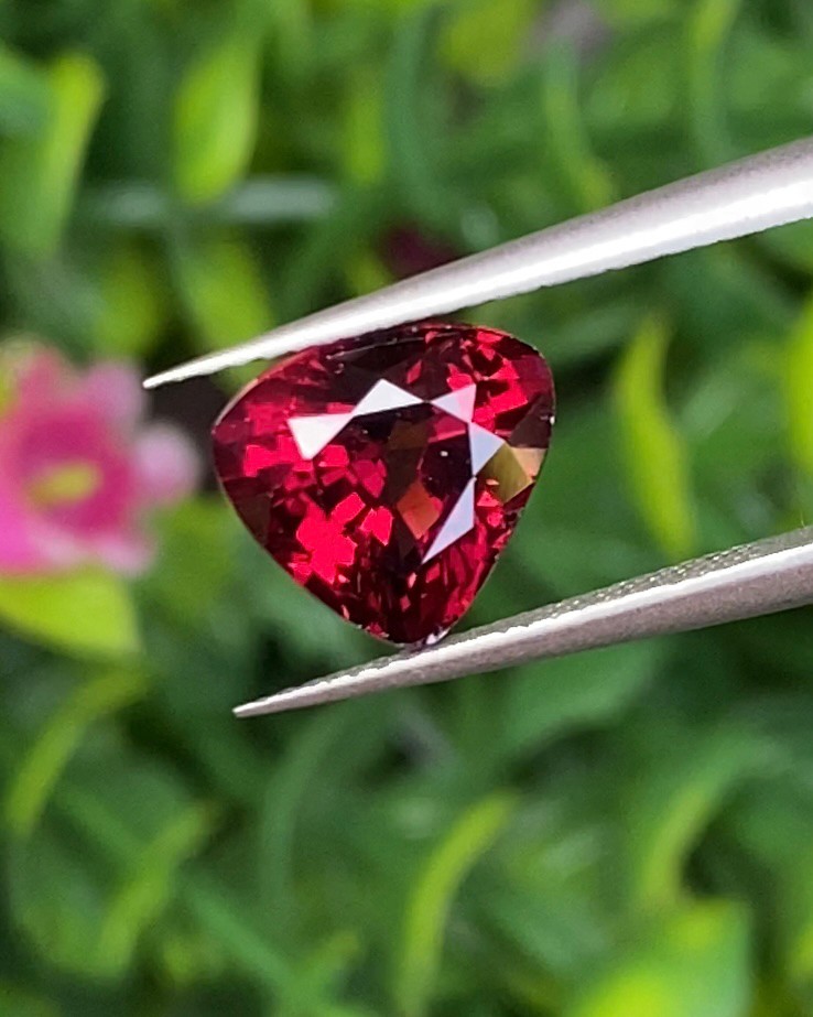 พลอย โรโดไลต์ กาเน็ท Rhodolite Garnet 2.67 กะรัต Cts.พลอยแท้ อัญมณีมงคลประจําวันเกิด เครื่องประดับพลอย
