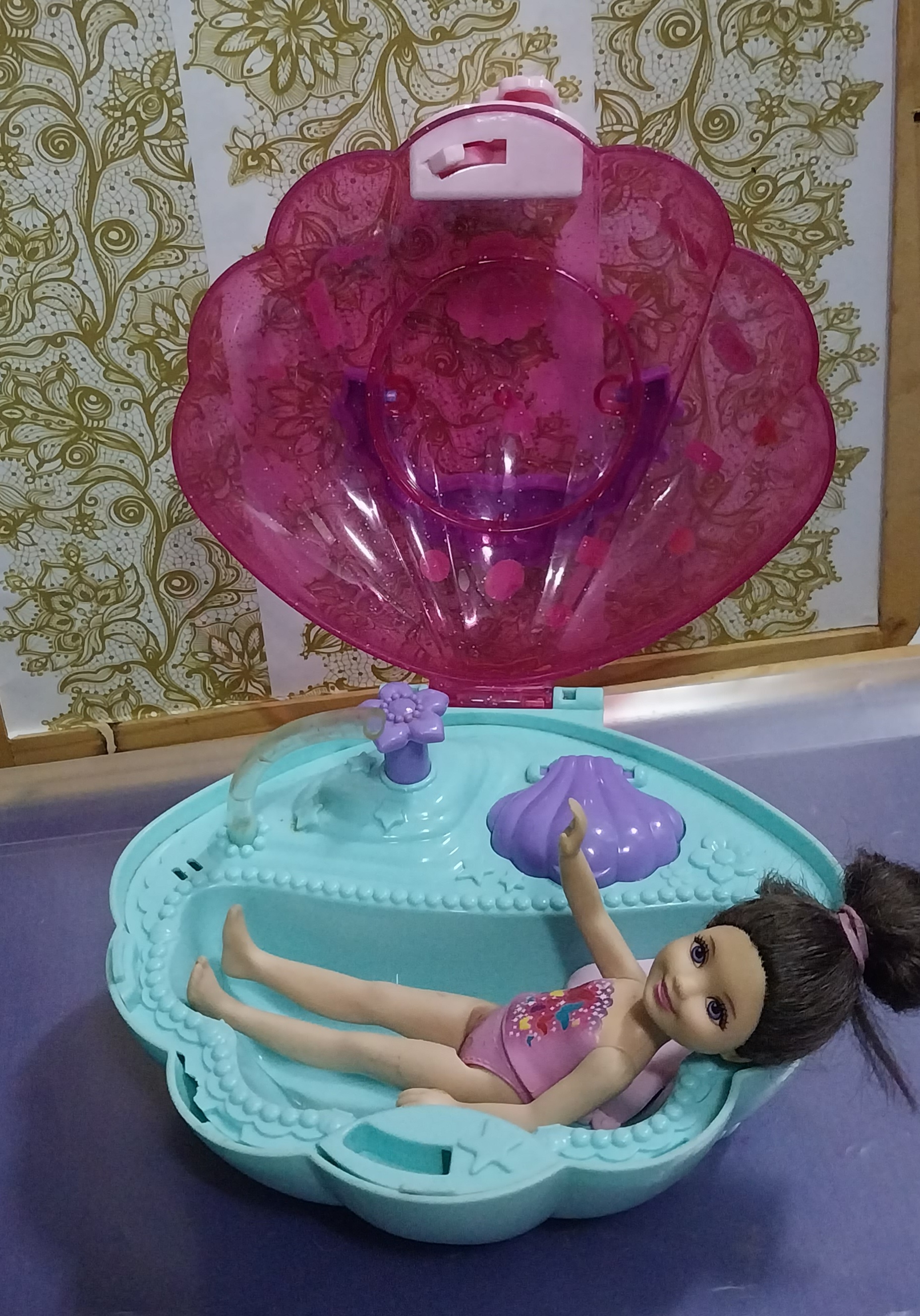 มีหลายภาพ เล่นน้ำจริงไม่ได้ ตุ๊กตา บาร์บี้เด็ก มีรอยที่กางเกงในหน้าและหลัง ตามภาพ พร้อมอ่างอาบน้ำ เป็นกระเป๋ารูปหอย ปิดเปิดฝาได้