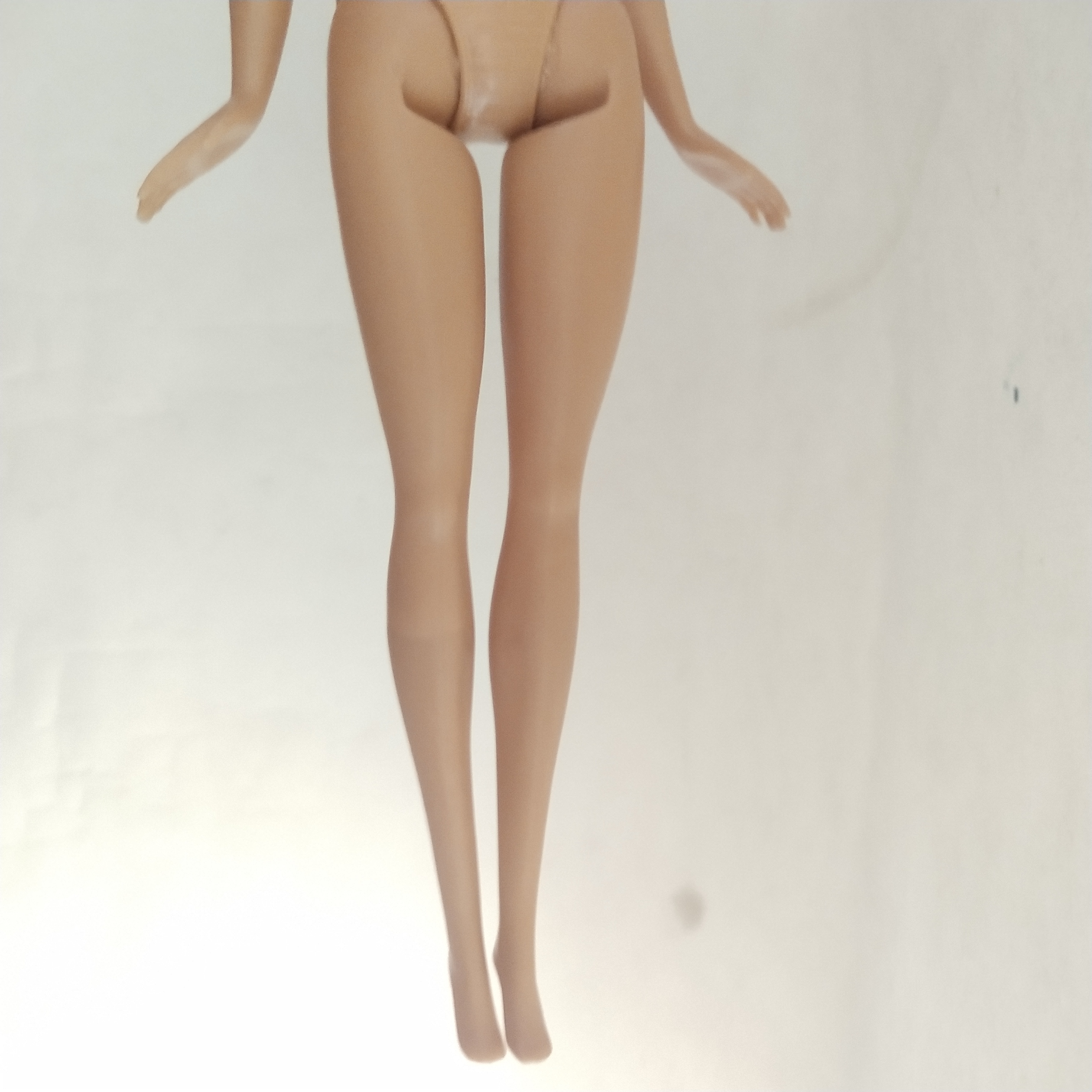 ตุ๊กตาบาร์บี้ ** คอหลวมบ้าง หน้่าสวย ผมยาวสลวยสีน้ำตาลขาแข็งพับงอไม่ได้ Mattel China 2015