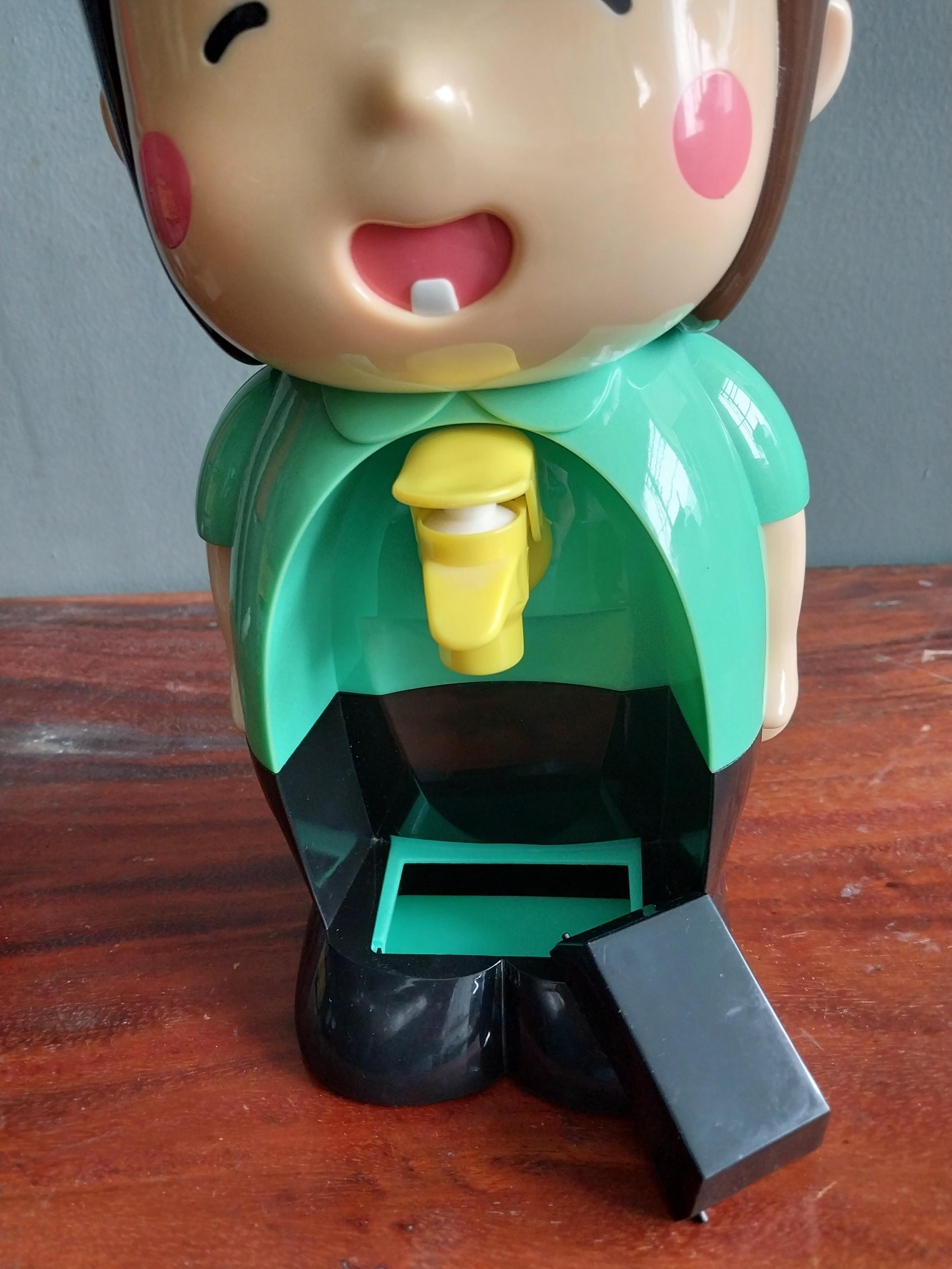 ของสะสมน่ารัก ตู้กดน้ำรูปตุ๊กตา7-11 ใส่น้ำบริเวณหมวกสีขาว กรุณาเลือกแบบ