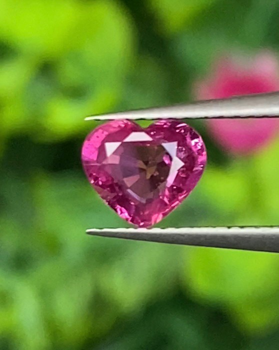 พลอย ชมพู พิ้ง แซฟไฟร์ Pink Sapphire 0.67 กะรัต (Cts.) ดิบ Unheated พลอยแท้ อัญมณีมงคลประจําวันเกิด เครื่องประดับพลอย