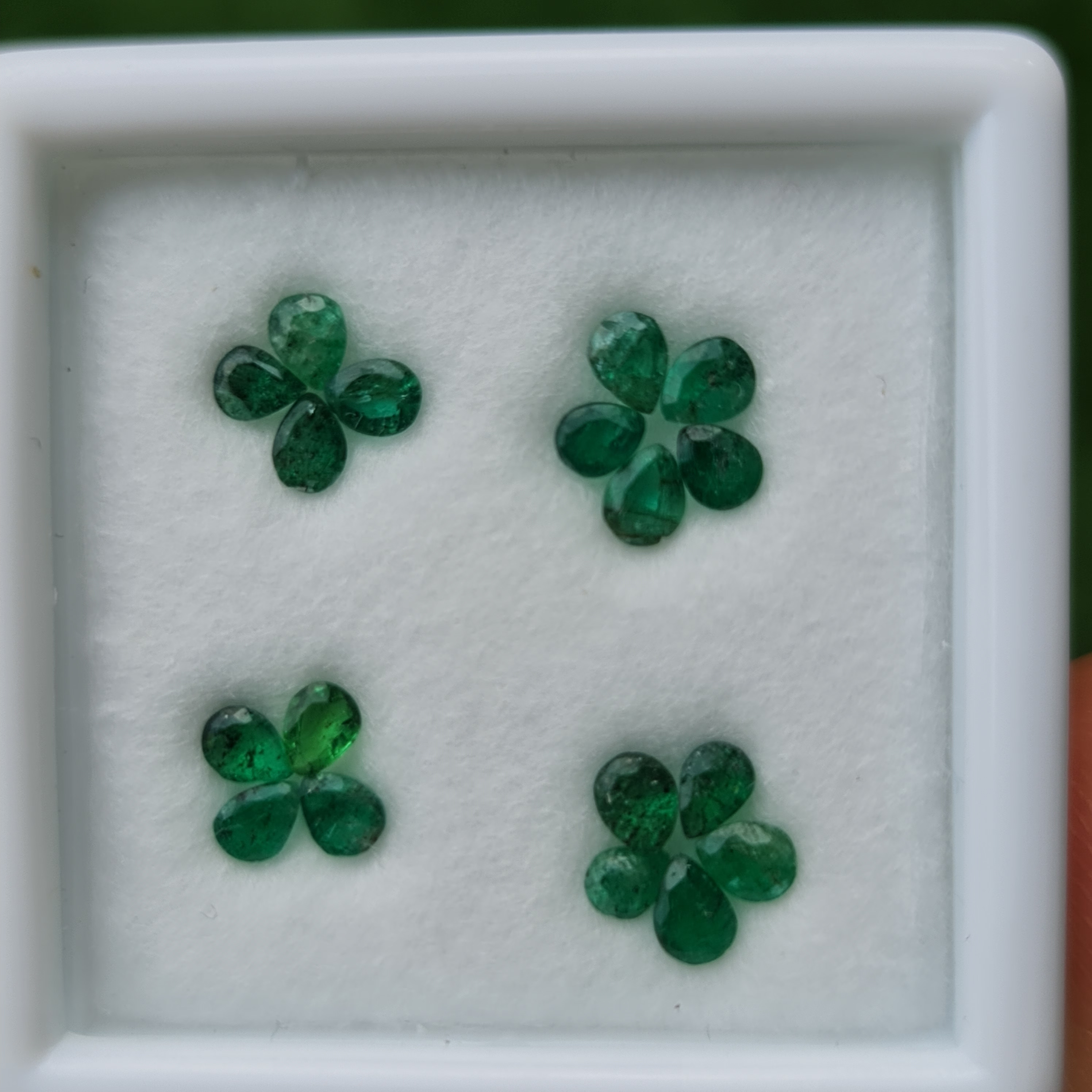 พลอย มรกต Natural Emerald แซมเบีย 2.28 กะรัต (Cts.) 18 เม็ด (pcs.) พลอยแท้ อัญมณีมงคลประจําวันเกิด เครื่องประดับพลอย