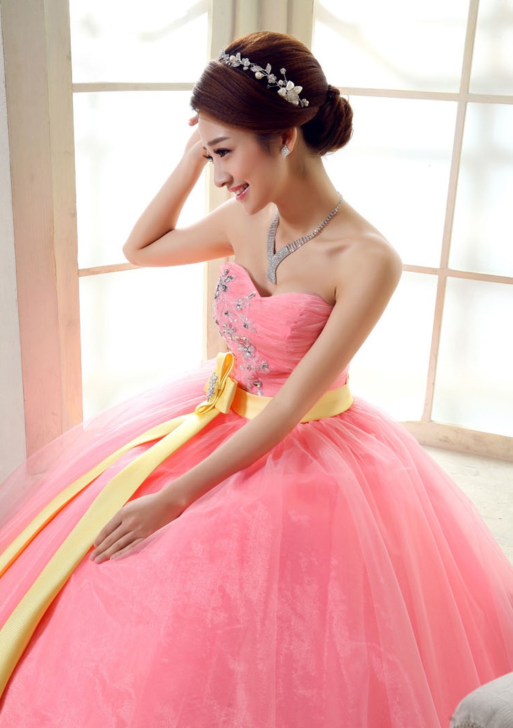 พร้อมเช่า ชุดแฟนซี ชุดราตรียาว สีโอรส เกาะอก ผูกโบว์คาดเอว กระโปรงพองสวย เชือกผูกหลัง