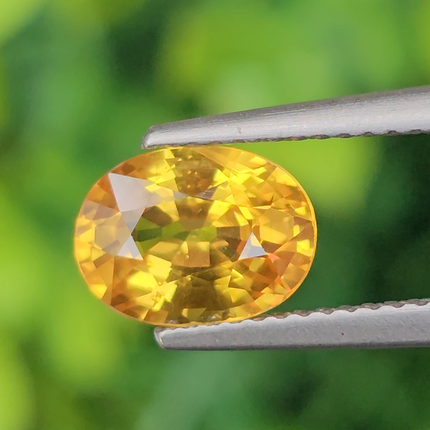 พลอย บุษราคัม yellow sapphire 2.33 กะรัต (Cts.) พลอยแท้ อัญมณีมงคลประจําวันเกิด เครื่องประดับพลอย