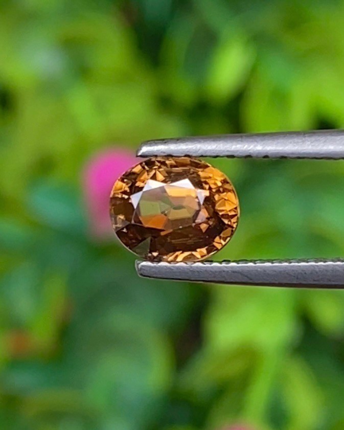 พลอย เพทาย (Zircon) 1.37 กะรัต (Cts.) พลอยแท้ อัญมณีมงคลประจําวันเกิด เครื่องประดับพลอย