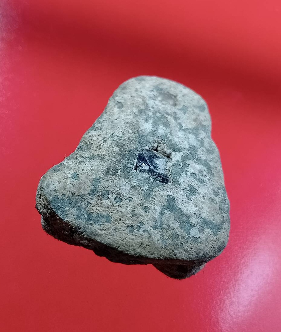 ผ3100 พระผง พระปิดตา หลังฝังแร่ มีเกศา ไม่ทราบที่