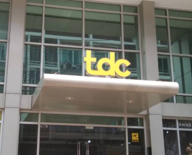 ป้ายอักษรtdc ป้ายอักษรไฟออกหน้า ขอบสแตนเลสแฮร์ไลน์