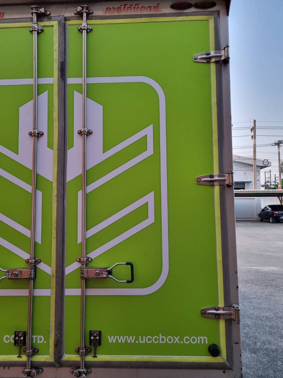 งานติดตั้งติดสติ๊กเกอร์รถกระบะตู้ทึบ