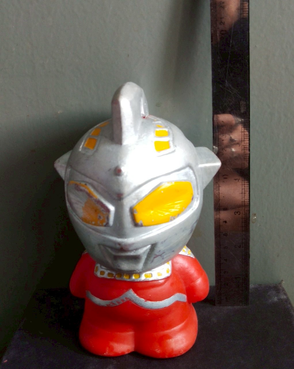 ออมสินอุลตร้าเซเว่น** ผ่านการทำสีมาบ้าง ขนาดประมาณ 6 นิ้ว ตามภาพ งานเก่าเก็บสะสม