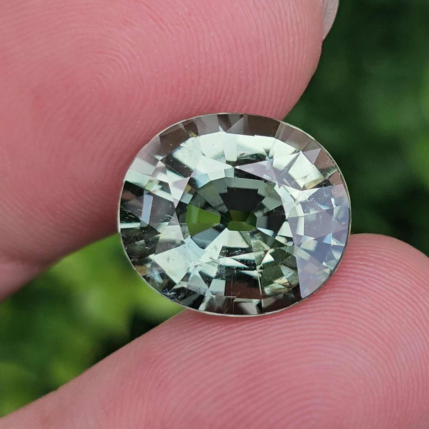 พลอย กรีน ทัวร์มารีน (Green Tourmaline) 11.72 กะรัต (Cts.) อัญมณีมงคลประจําวันเกิด เครื่องประดับพลอย