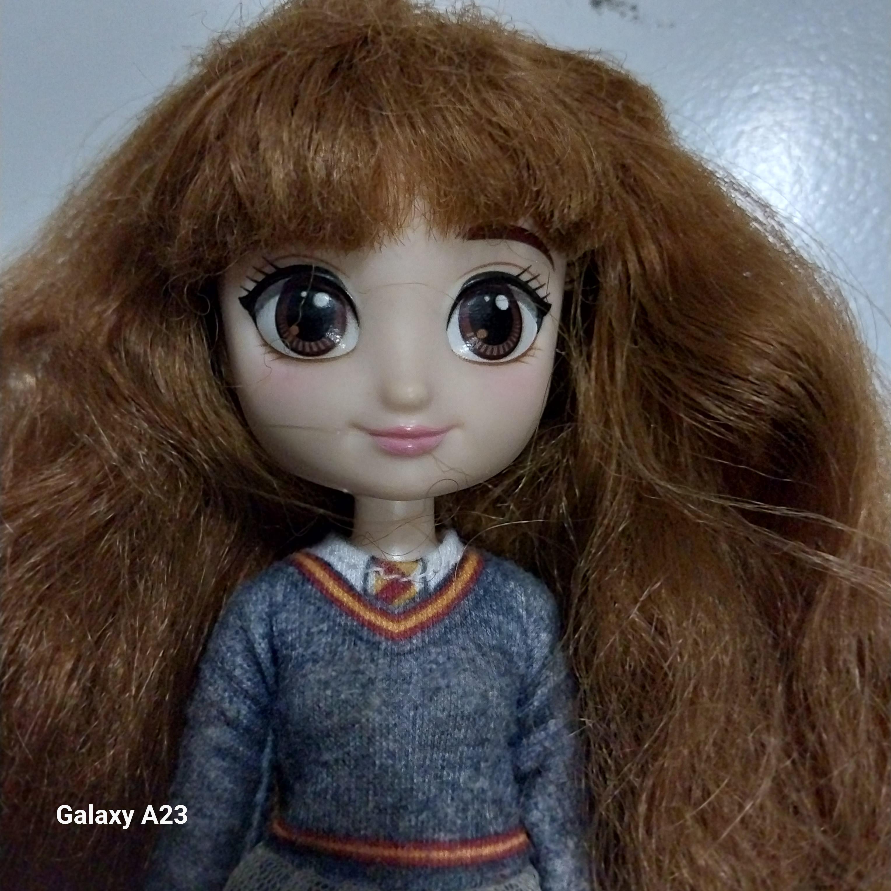 มี หลาย ภาพ ผมฟูช็อตบ้าง ตุ๊กตาเฮอร์ไมโอนี่ จาก Harry Potter ขนาดประมาณ 8 นิ้ว ผมฟู ไม่มีรองเท้า บริเวณถุงเท้ามีรอย สีลอดตามภาพ ของแท้