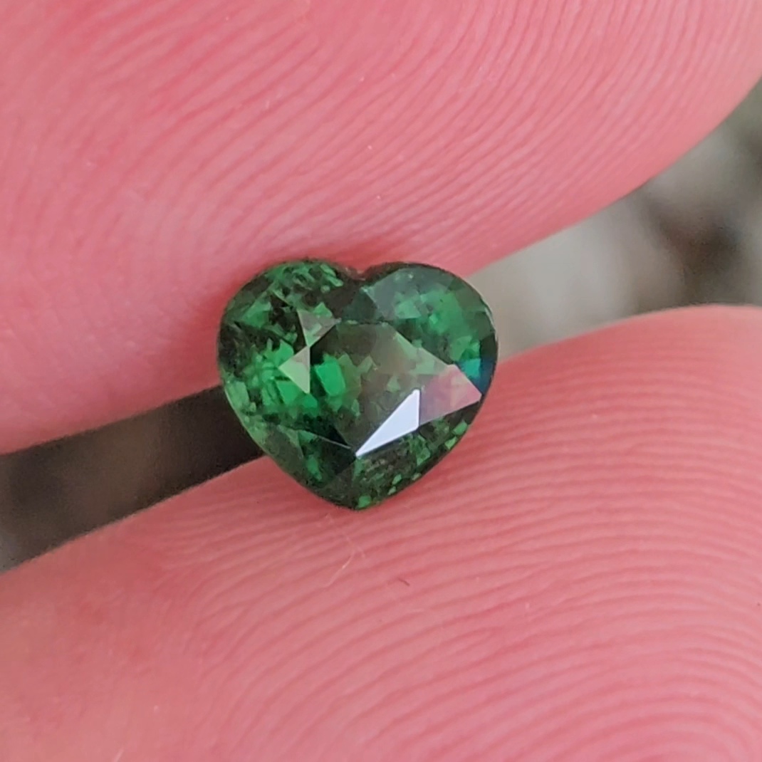 พลอย ซาโวไรท์ Tsavorite Garnet 1.16 กะรัต (Cts.) ดิบ Unheated พร้อมใบเซอร์ อัญมณีมงคลประจําวันเกิด เครื่องประดับพลอย