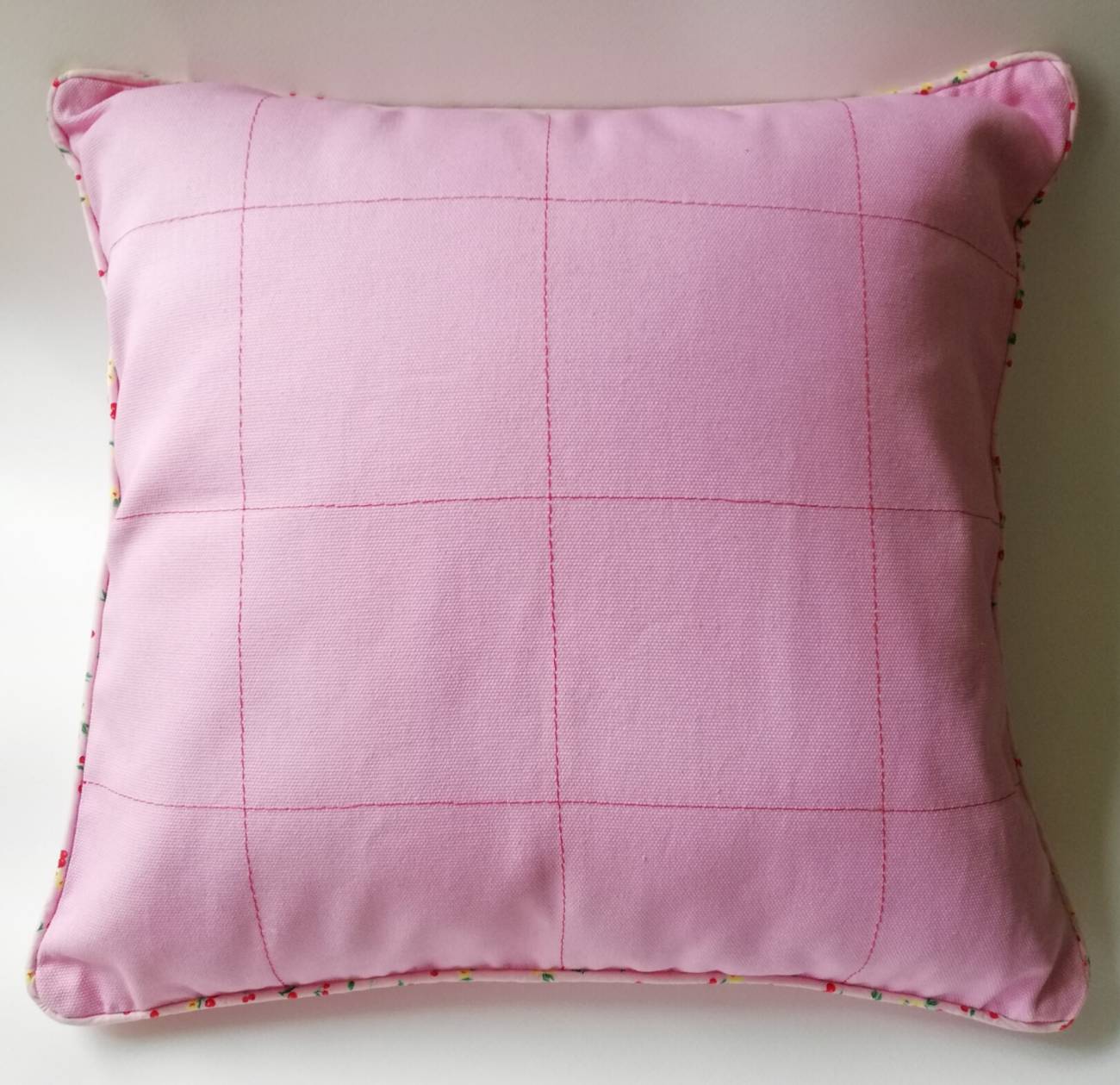 ปลอกหมอนอิงขนาด16"*16" สีชมพูหวานผ้าค๊อตต้อนเนื้อหนา แต่งด้านหน้าด้วยการตีตารางและกุ๊นขอบด้วยผ้าค๊อตต้อนชมพูลายเชอรี่สีแดงน่ารัก ติดซิปซ่อนชมพู