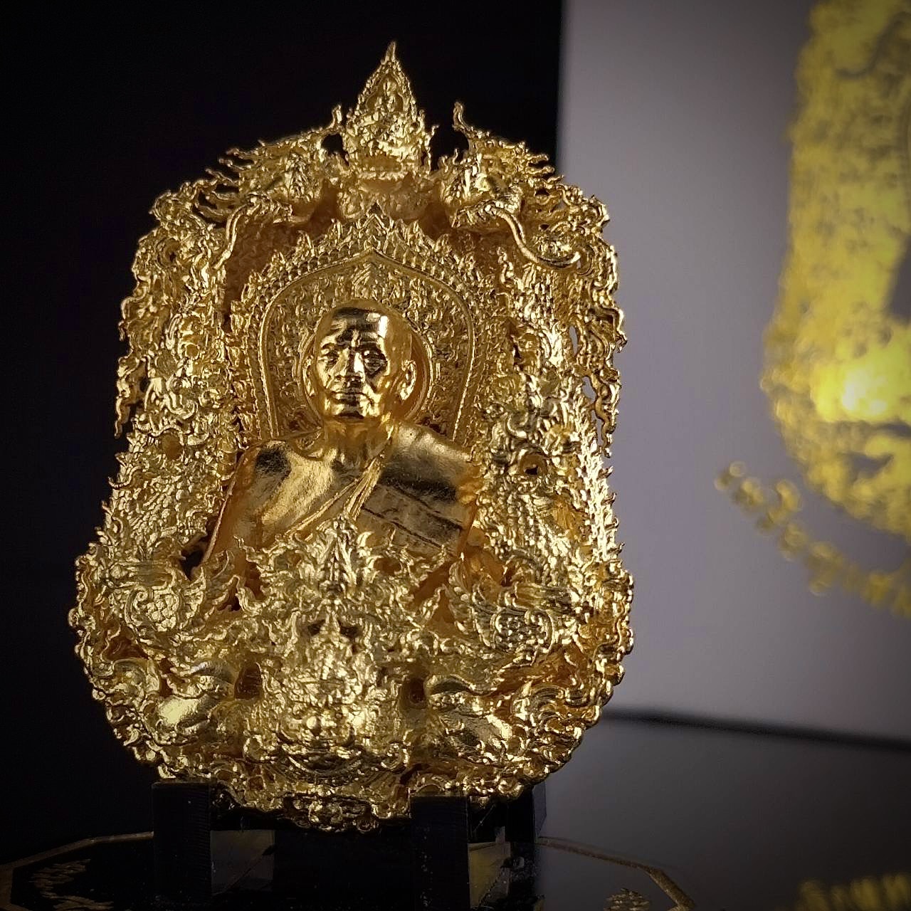 เหรียญเสมาบารมีพลิกชีวิตหลวงพ่อพัฒน์ รหัส 17 บรอนซ์ชุบทอง (พิเศษเลี่ยมกันน้ำให้ฟรี)