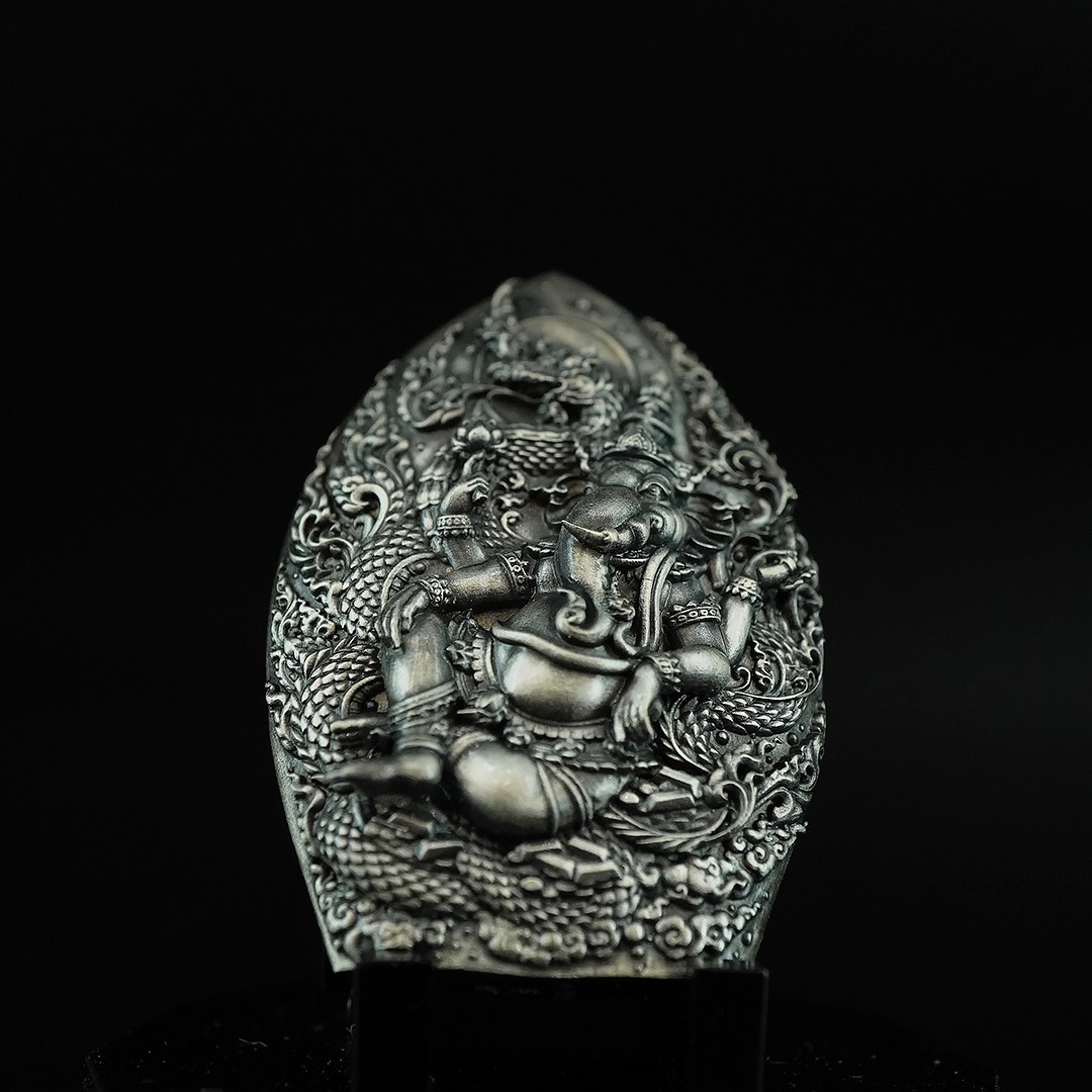 พระกริ่งเจ้าสัวเสวยสุข เนื้อเงินซาติน ขนาด 2.45 X 3.5 เซนติเมตร