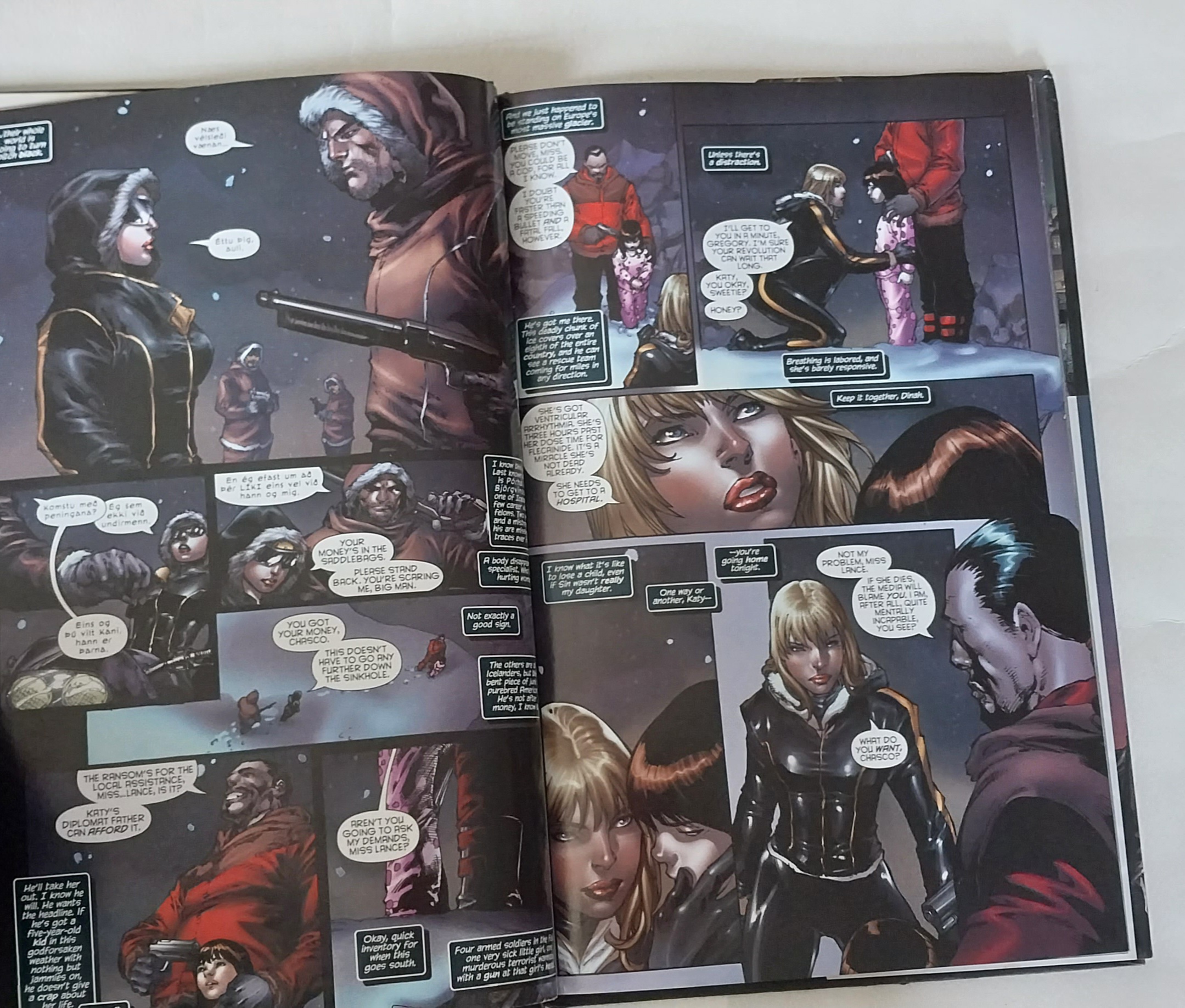หนังสือภาพการ์ตูน ปกแข็ง มีปกหุ้ม **มีตำหนิ โปรดดูทุกภาพ,DC comics ฉบับภาษาอังกฤษ brightest Day Birds of prey End Run, โดย Gail Simons ed Benes, Adriana Melo Alvin lee หนังสือปกแข็งมีปกหุ้ม กระดาษมัน ภาพสีทั้งเล่ม