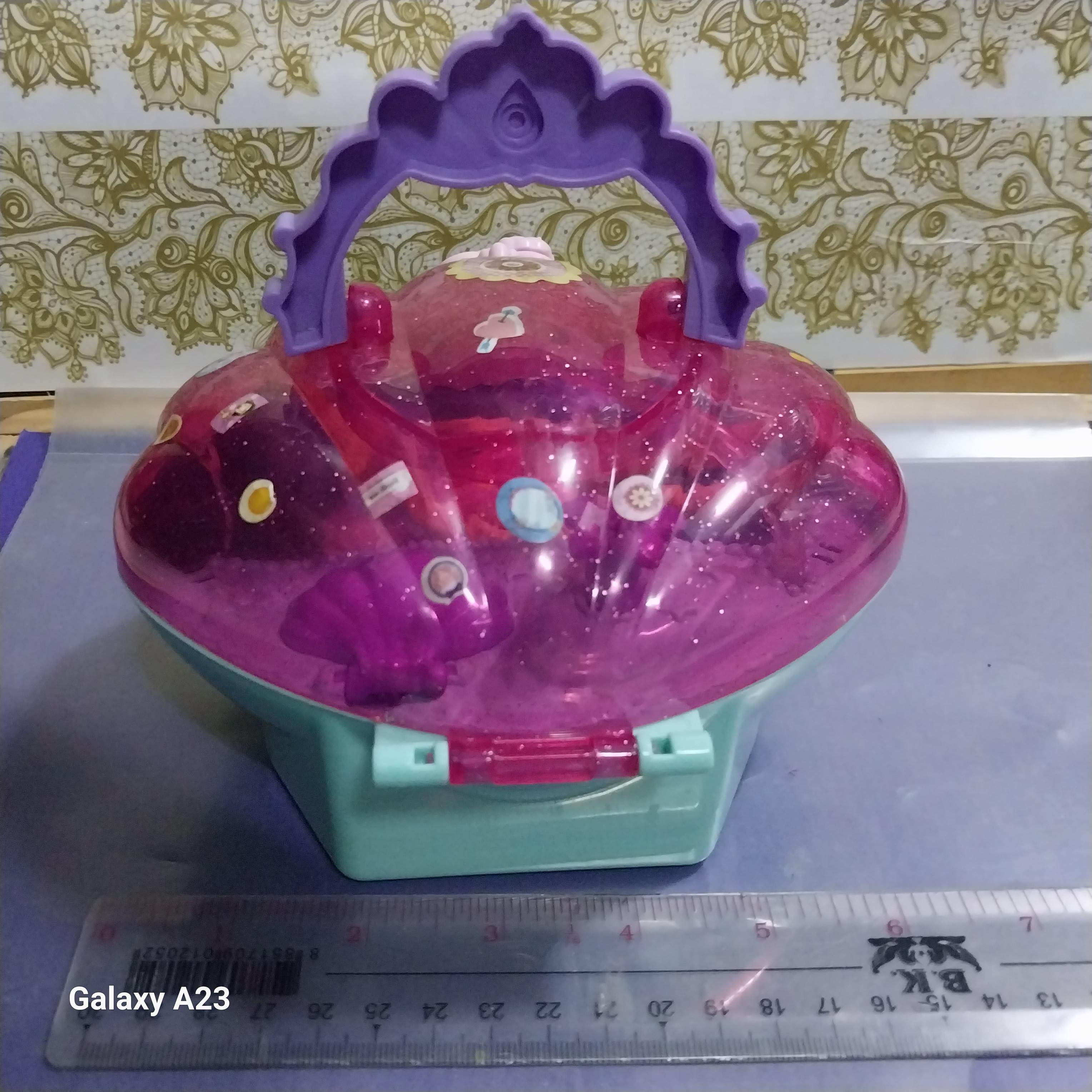 มีหลายภาพ เล่นน้ำจริงไม่ได้ ตุ๊กตา บาร์บี้เด็ก มีรอยที่กางเกงในหน้าและหลัง ตามภาพ พร้อมอ่างอาบน้ำ เป็นกระเป๋ารูปหอย ปิดเปิดฝาได้