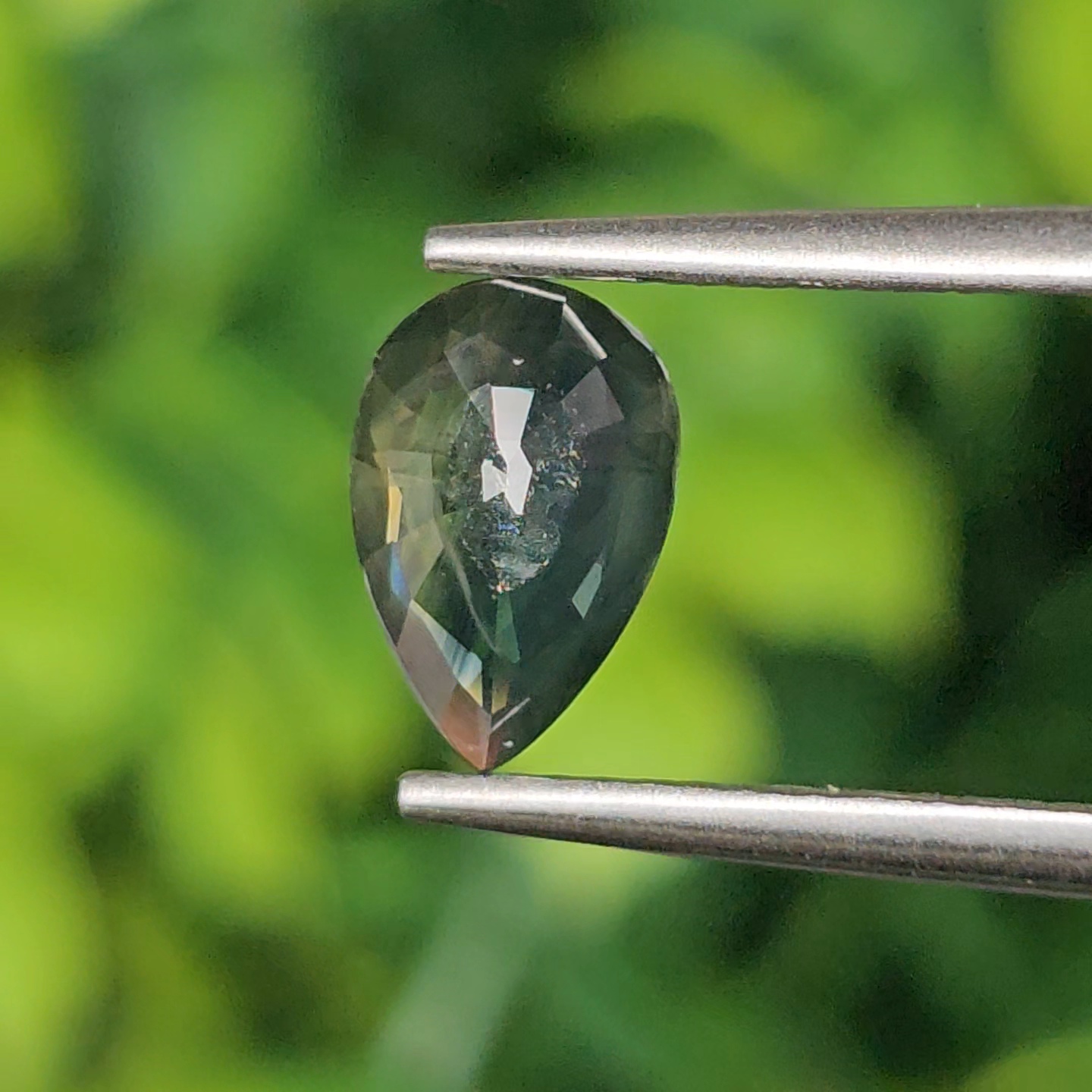 พลอย เขียวส่อง Green Sapphire 1.22 กะรัต (Cts.) ดิบ (Unheated) พลอยแท้ อัญมณีมงคลประจําวันเกิด เครื่องประดับพลอย