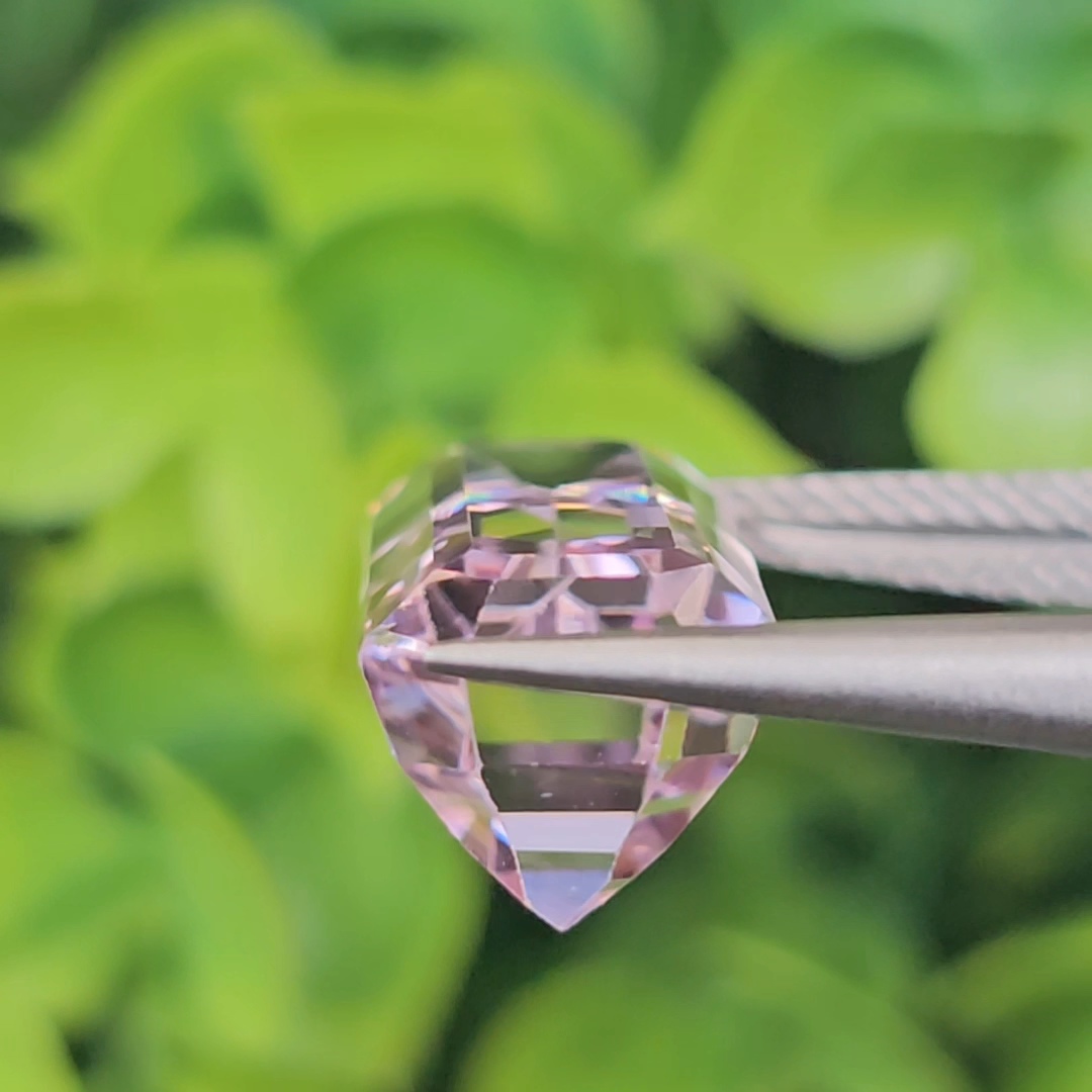 พลอย คุนไซท์ Kunzite 12.18 กะรัต (Cts.) พลอยแท้อัญมณีมงคล ประจําวันเกิด เครื่องประดับพลอย