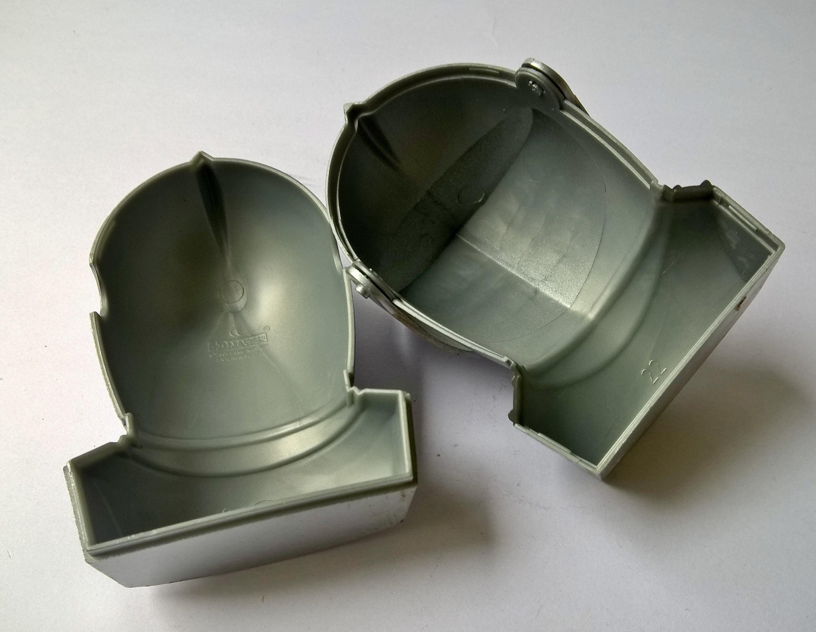 กล่องใส่ของทรงหัวอัศวิน ขนาดตามภาพ วัสดุเป็นพลาสติกสีเงิน