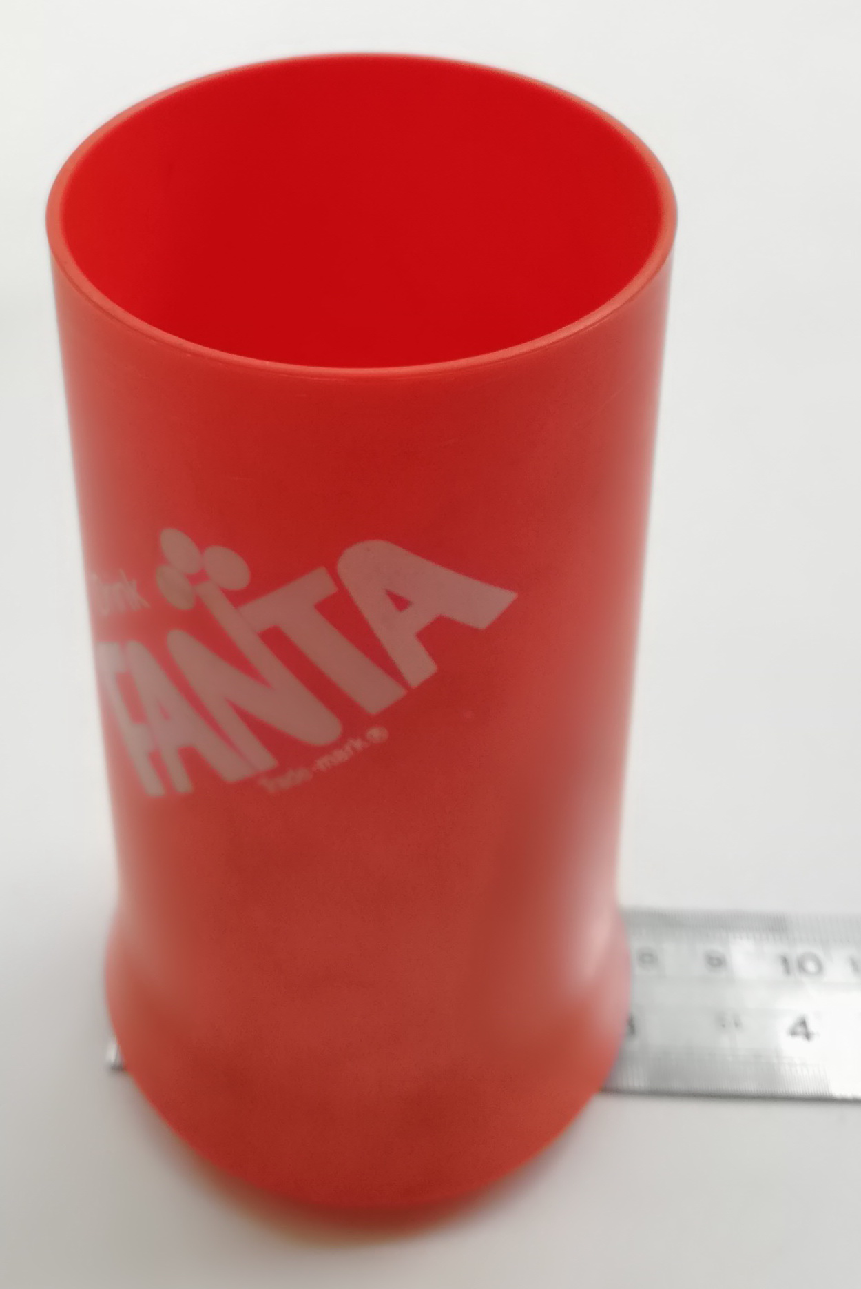 ของสะสมเก่า แก้วน้ำพลาสติกแขงทรงกระบอกสีส้ม ก้นแก้วบานออก มีฐาน พิมพ์ลายแฟนต้า FANTA ของสะสมจากแฟนต้ารสส้ม