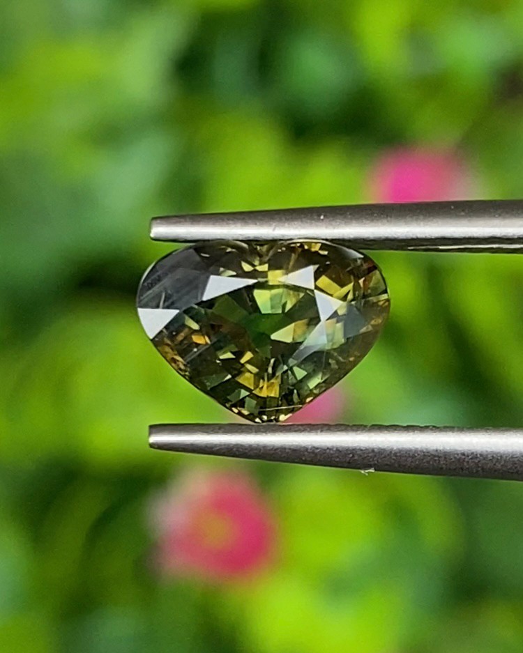 พลอย เขียวส่อง (Yellowish Green Sapphire) 1.58 กะรัต (Cts.) ดิบ (Unheated) พร้อมใบเซอร์ พลอยแท้ อัญมณีมงคลประจําวันเกิด เครื่องประดับพลอย
