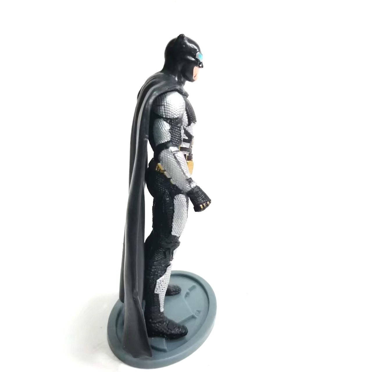 ขนาด 5 นิ้ว ฟิกเกอร์ยางตันแบทแมน อาร์มเมอร์สูท พรีเมี่ยมเบอร์เกอร์คิง มีฐานไม่พบบ่อย มือสองมีรอยบ้างของมีตามภาพ ไม่หัก ไม่กาว มีรอยบ้าง