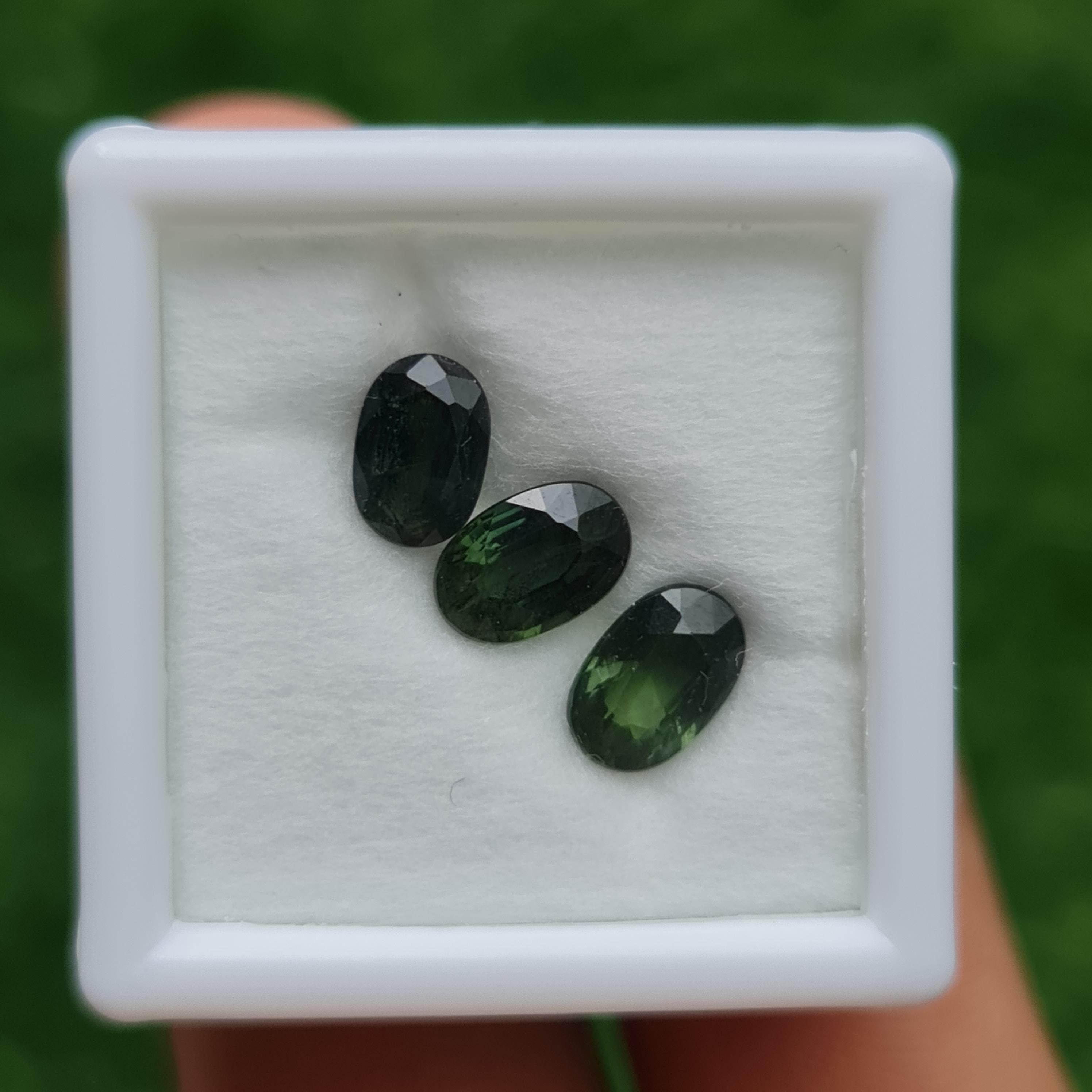 พลอย เขียวส่อง Green Sapphire 2.88 กะรัต (Cts.) 3 เม็ด (Pcs.) พลอยแท้ อัญมณีมงคลประจําวันเกิด เครื่องประดับพลอย