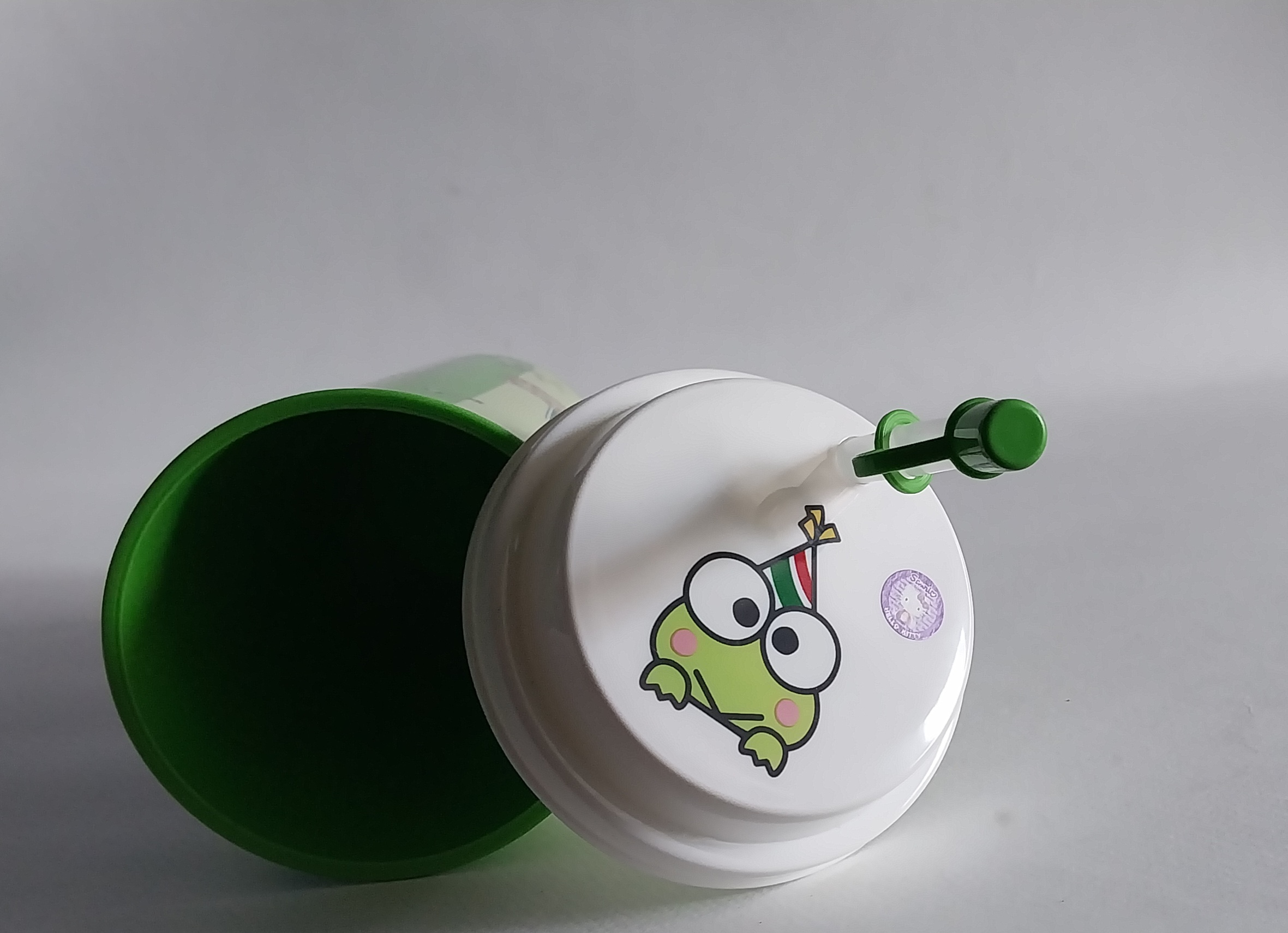 แก้วน้ำอัดลม ขนาดประมาณ 18 ออนซ์ ของสะสมจาก 7-11 Sanrio Collection สี เขียวลายทาง ลายกบเคโระ Kero