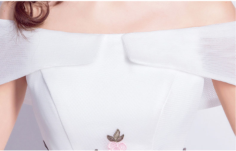 ชุดเจ้าสาวชุดราตรีสั้นแบบไหล่ปาดหน้าสั้นหลังยาวแต่งดอกไม้สวยหวาน (เชือกผูกหลัง)