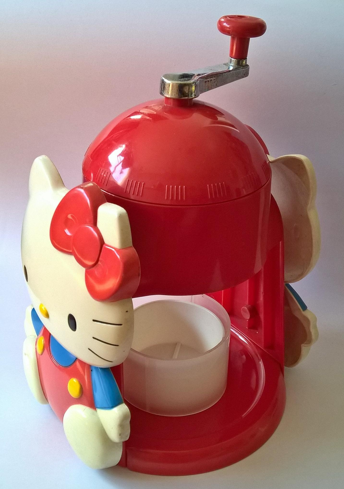 เครื่องทำน้ำแข็งไส Hello Kitty สีแดง ของเก่า มีตำหนิที่สีแดงบริเวณโบว์คิตตี้ลอก และส่วนด้ามจับตามภาพ ใช้งานได้ตามปกติ